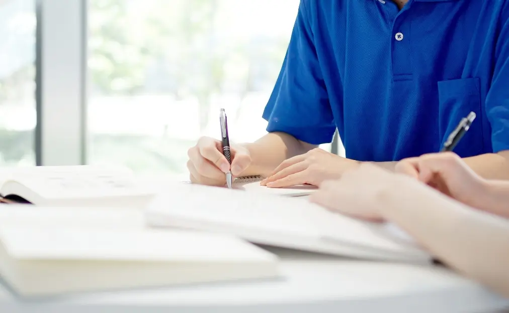 資格取得に向けた学習風景イメージ