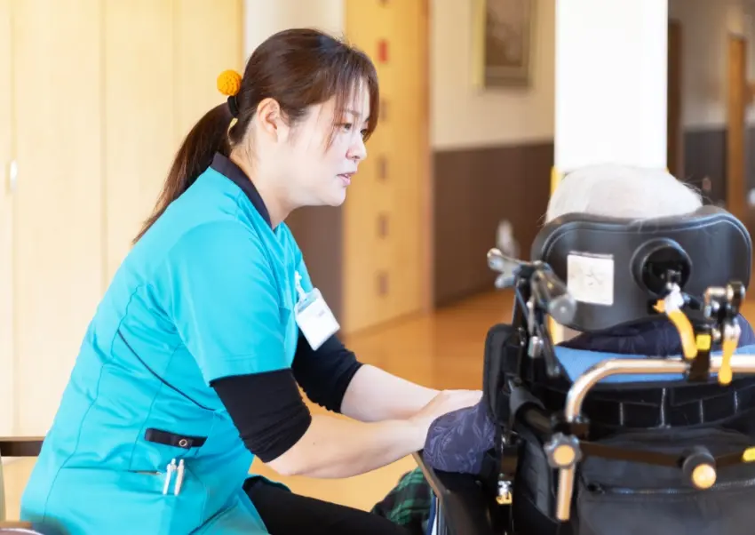 利用者の介助を行う職員K.S.さんの様子