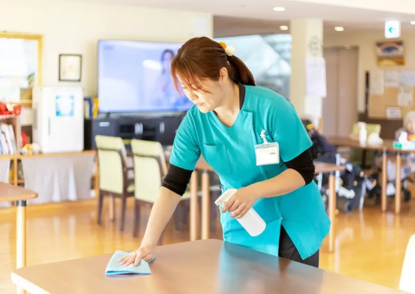 テーブルを拭く職員K.S.さんの様子