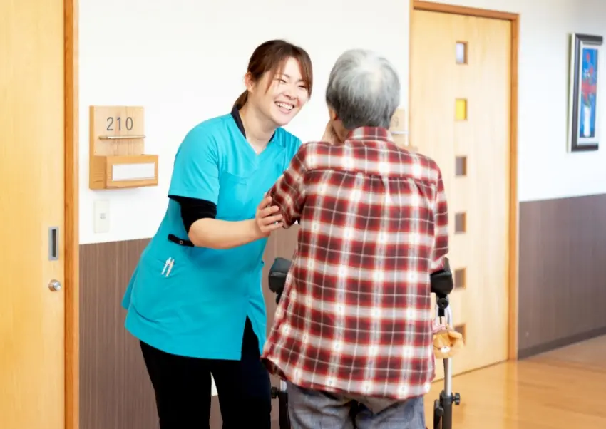 利用者と笑顔で接する職員K.S.さんの様子